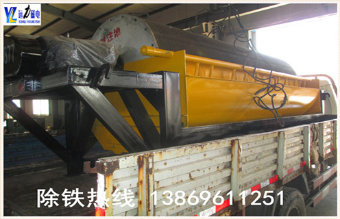 拋丸機(jī)永磁筒式磁選機(jī)工作原理：  　　經(jīng)原料礦石篩選后由進(jìn)料器從干式磁選機(jī)的頂部,通過料斗連接,在流動到頂部的輥子松動,狀態(tài)下降時,鐵磁性材料通過重力和磁力,快速落在滾筒上,并吸附在滾筒表面.  　　非磁性有色金屬材料在重力作用下落在磁性材料的外面.這些材料隨著筒體的旋轉(zhuǎn),非磁性材料在重力作用下從氣缸下落,在滑槽中.含鐵磁性材料吸附在圓筒的表面上并繼續(xù)旋轉(zhuǎn),直到其不具有磁力.材料從帶式輸送機(jī)排出,并最終分成含鐵材料和無鐵材料.  　　3.拋丸機(jī)永磁筒磁選機(jī)實驗  　　濰坊遠(yuǎn)力磁電配備各類選礦實驗的磁選設(shè)備,型號齊全,優(yōu)質(zhì)低價,可定制,并且公司成立了大型選礦實驗室,可以普通的金屬礦物和非金屬礦物加工在機(jī)器上和實驗室為客戶分析其成份,并為客戶推薦客戶使用相關(guān)型號.