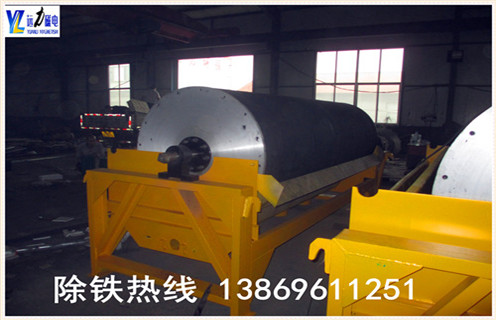 2.永磁筒式磁選機(jī)在使用過程中的注意事項(xiàng)  　　2.1.磁選機(jī)在開車前應(yīng)注意檢查電源線路.傳動(dòng)裝置.軸承的潤(rùn)滑系統(tǒng)和設(shè)備周圍情況,確認(rèn)正常無障礙物后方能開車;  　　2.2.設(shè)備的開車應(yīng)按一定的順序進(jìn)行.一般來說開車按工藝過程從后往前開,停車則相反;  　　2.3.開車時(shí),先打開設(shè)備各部水管,排礦口開始應(yīng)小些,然后給礦,并逐步調(diào)整到正常操作;  　　2.4.干式磁選機(jī)設(shè)備全部停車時(shí),應(yīng)先與水泵管理人員聯(lián)系,然后停止給礦,再逐漸關(guān)閉水門和排礦口;若不逐漸關(guān)閉水門,則可能造成水泵崩壞.局部停車亦應(yīng)事先聯(lián)系,以便確定水泵開動(dòng)臺(tái)數(shù);